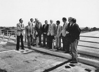 843341 Afbeelding van een groep ambtenaren van Rijks- en Provinciale Waterstaat op de in aanbouw zijnde verkeersbrug ...